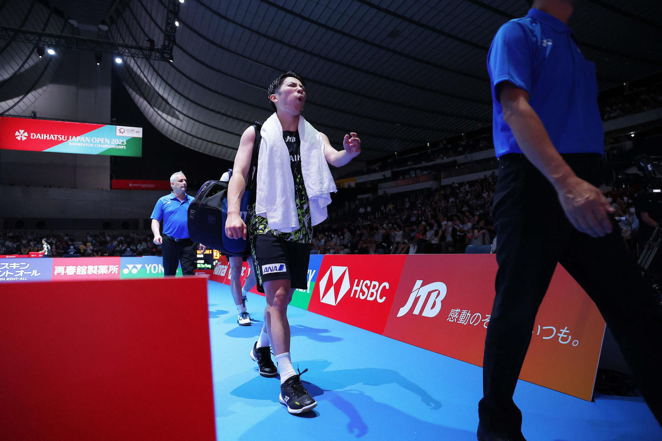 男子シングルス2回戦　コートから引き揚げる渡辺（撮影・河田真司）