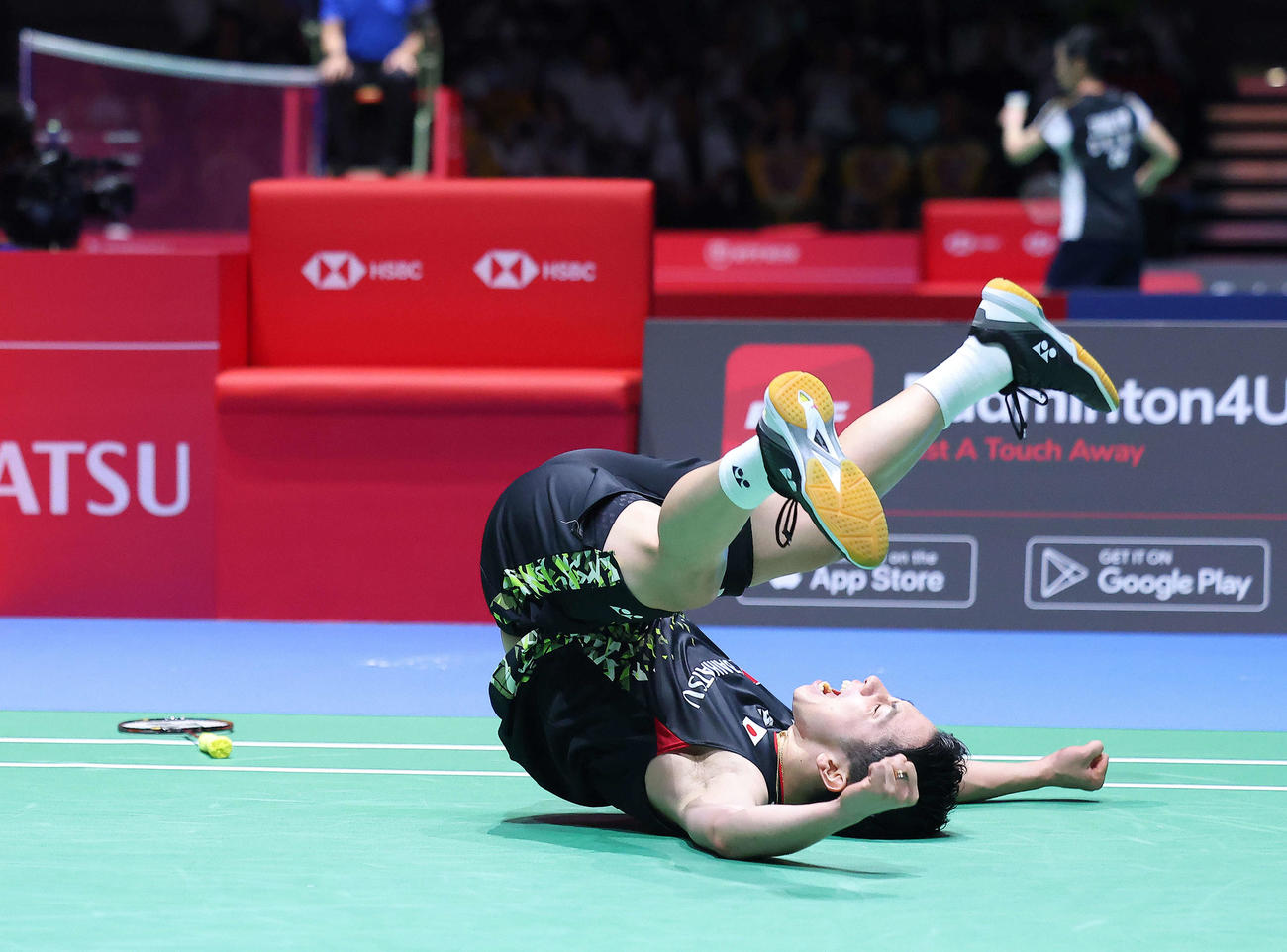 男子シングルス2回戦　マレーシアのン・ツェヨンに勝利し、大の字で寝転び雄たけびを上げる渡辺（撮影・河田真司）