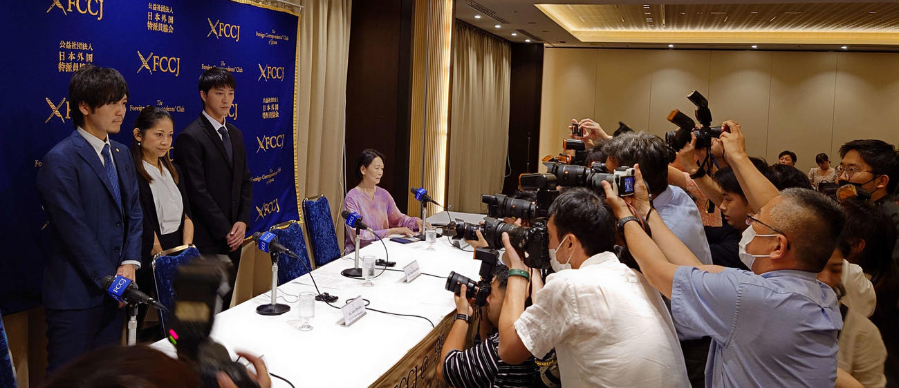 会見前の写真撮影に応じる右から江宏傑氏、大渕愛子弁護士、徐■（■は山カンムリに松）博弁護士
