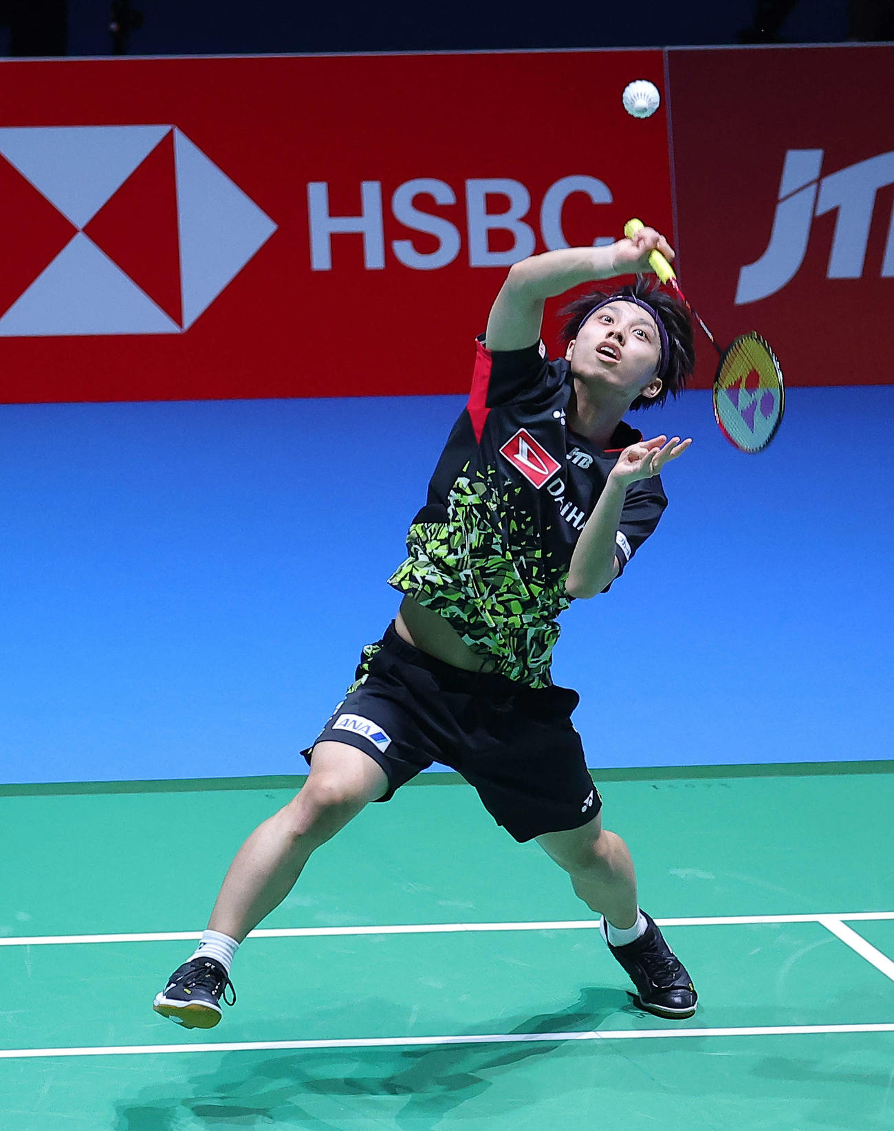 男子シングルス2回戦　シャトルを返す奈良岡（撮影・河田真司）