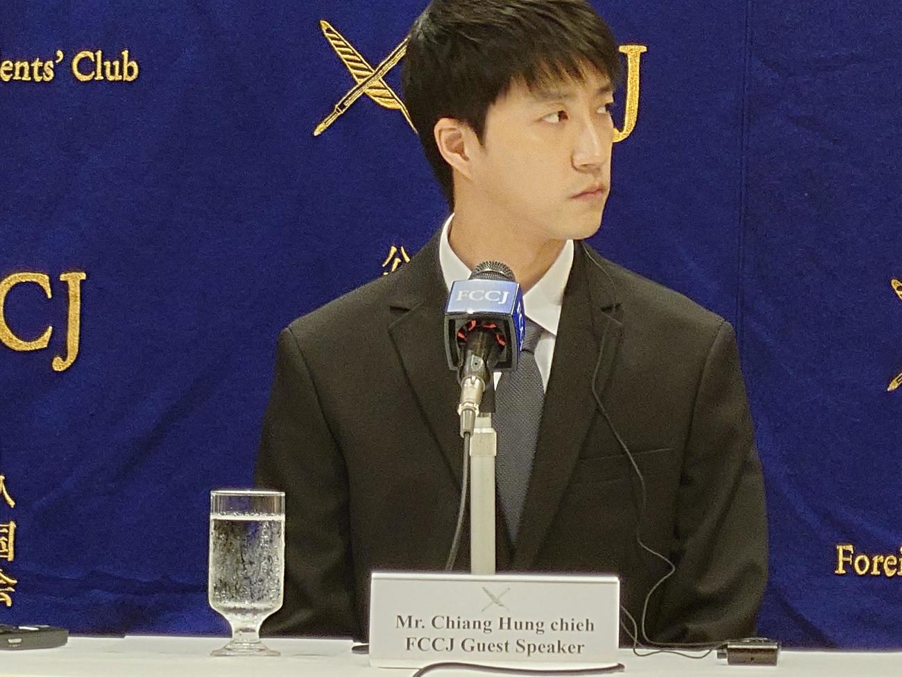 質問する記者をみる江宏傑氏（撮影・寺沢卓）