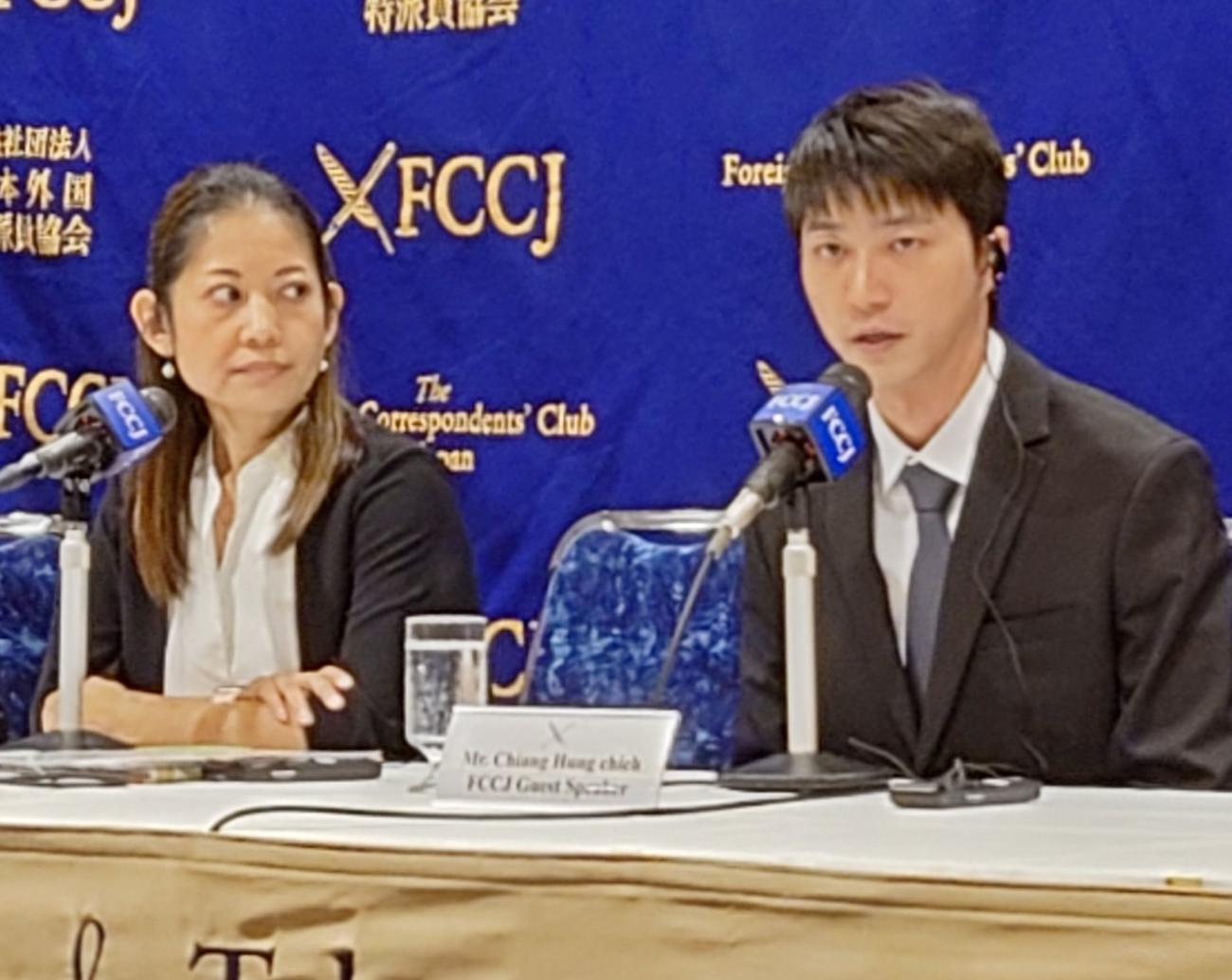 質問にこたえる江宏傑氏。左は大渕愛子弁護士（撮影・寺沢卓）