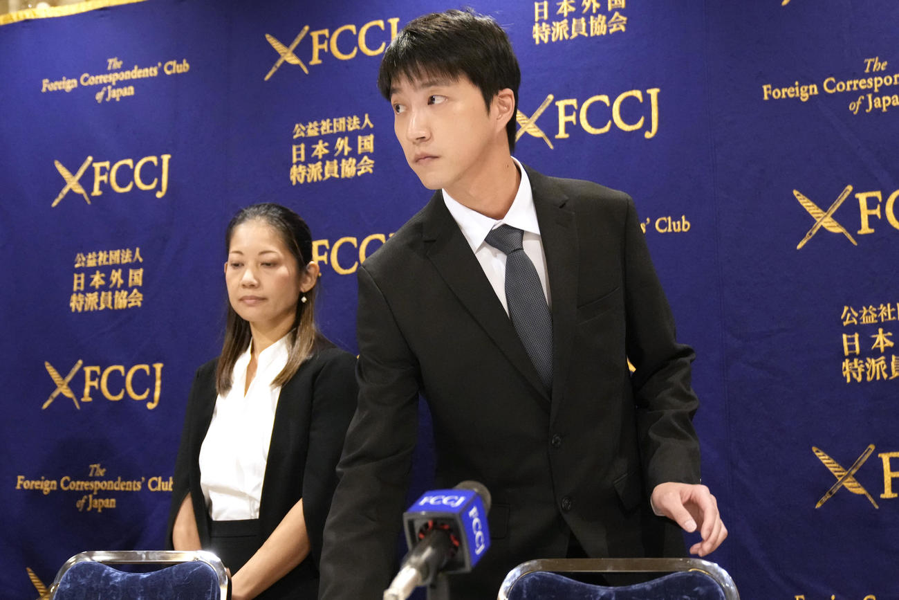 記者会見に到着した江宏傑氏（右、AP）