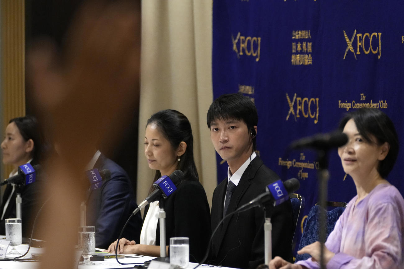 会見に出席した江宏傑（右から2人目、AP）