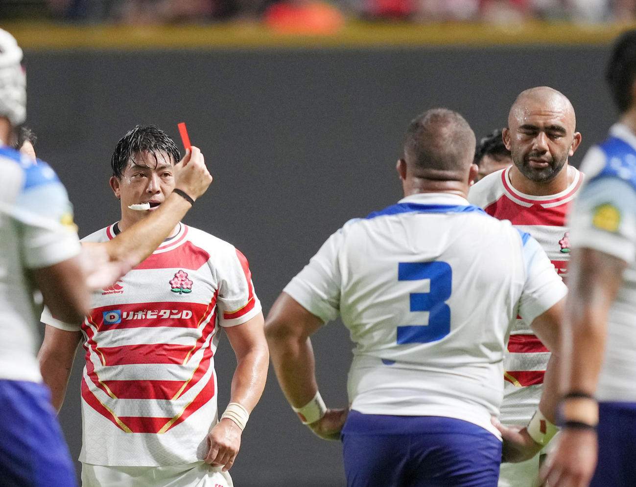 サモア戦の前半、レッドカードで退場となるNO8リーチ（右）