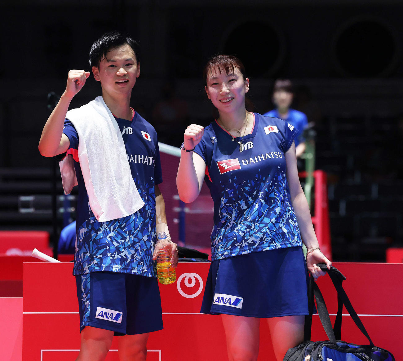 混合ダブルス2回戦　香港のタン・チュンマン、ツェ・インスウェットに勝利し、ガッツポーズで笑顔を見せる渡辺（左）と東野（撮影・河田真司）