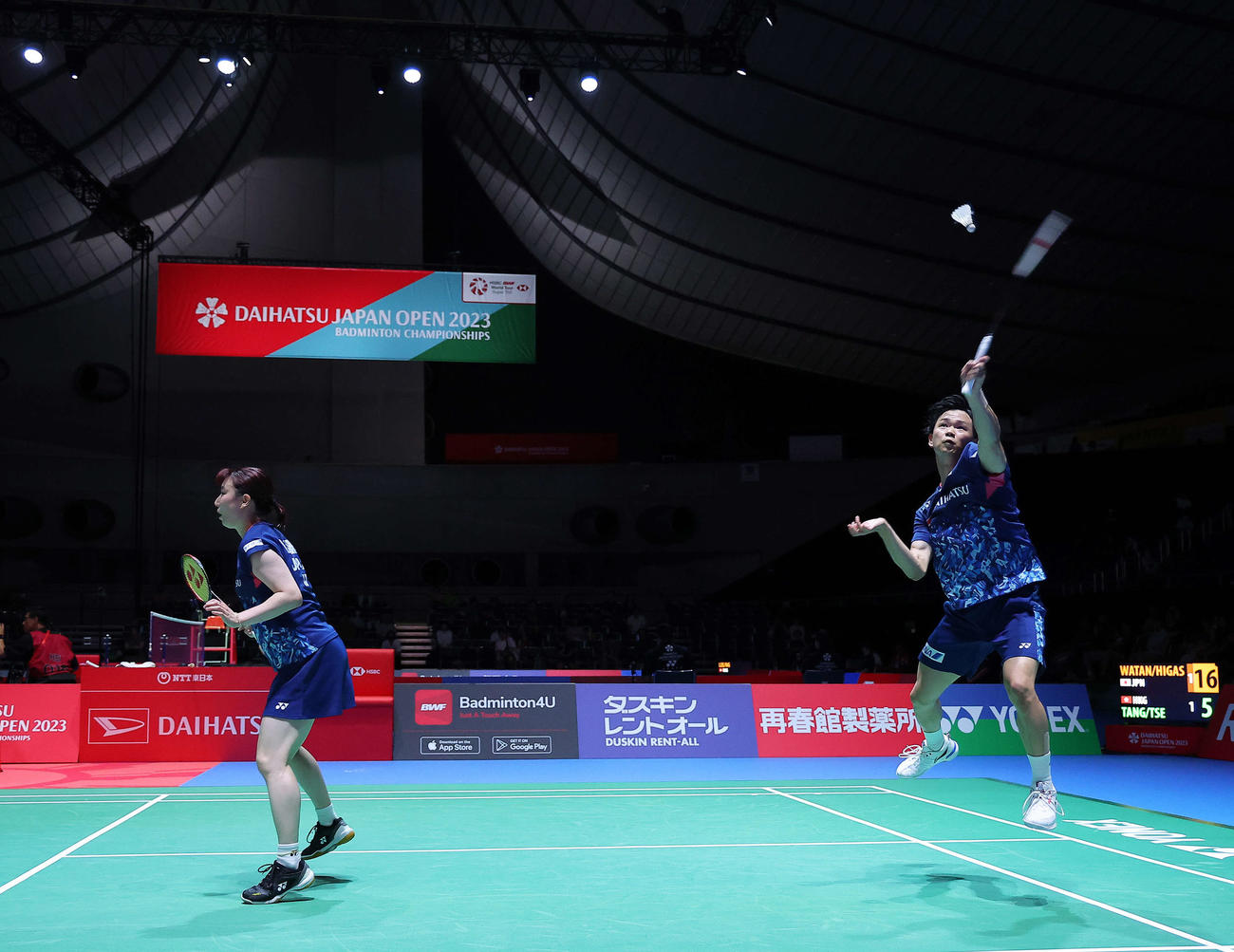 混合ダブルス2回戦　シャトルを返す渡辺（右）と東野（撮影・河田真司）