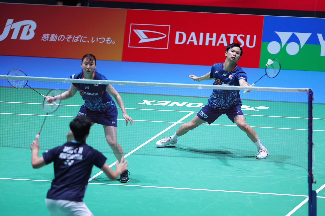混合ダブルス2回戦　シャトルを返す渡辺（右）と東野（撮影・河田真司）
