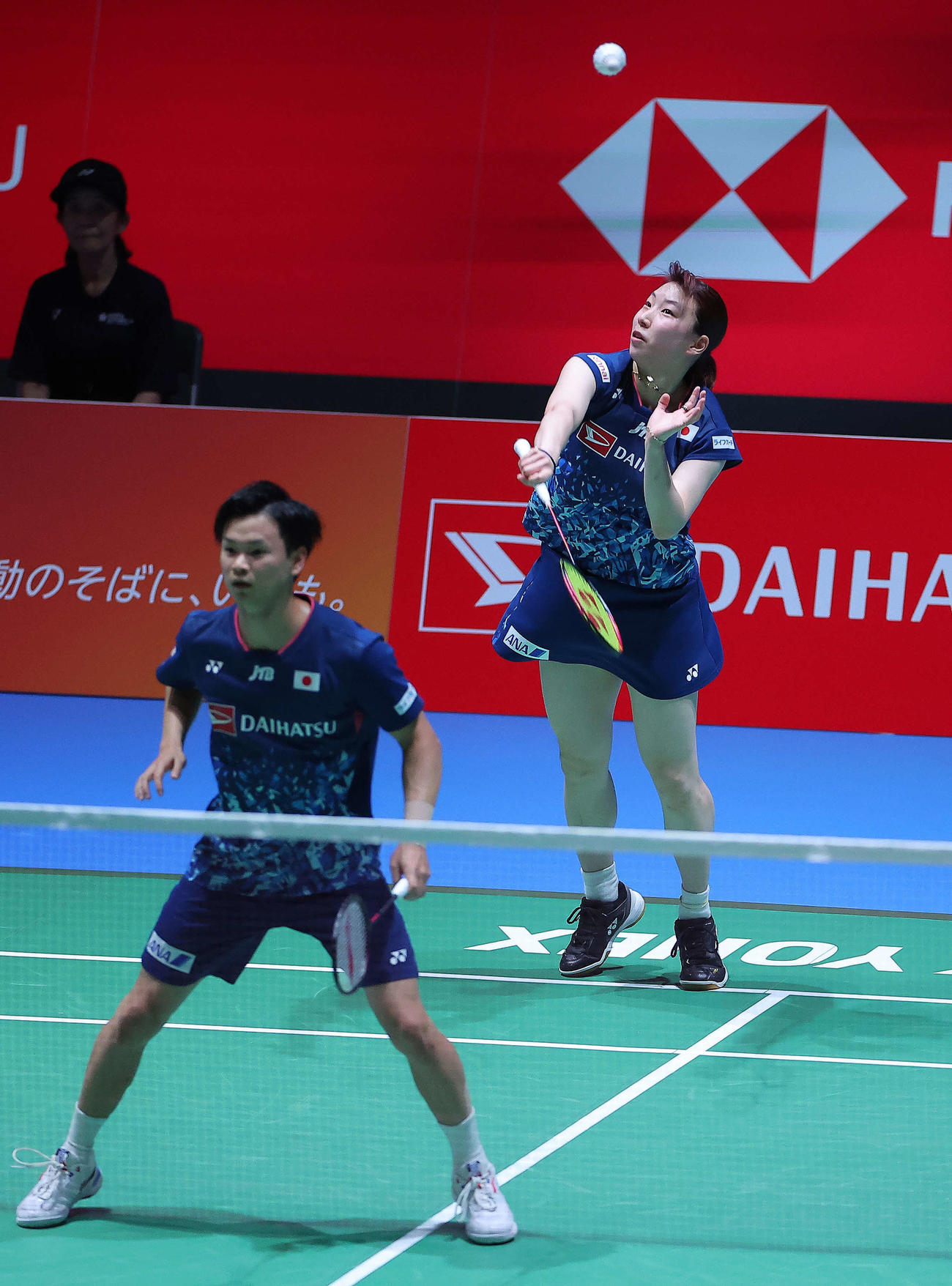 混合ダブルス2回戦　シャトルを返す東野（右）と渡辺（撮影・河田真司）