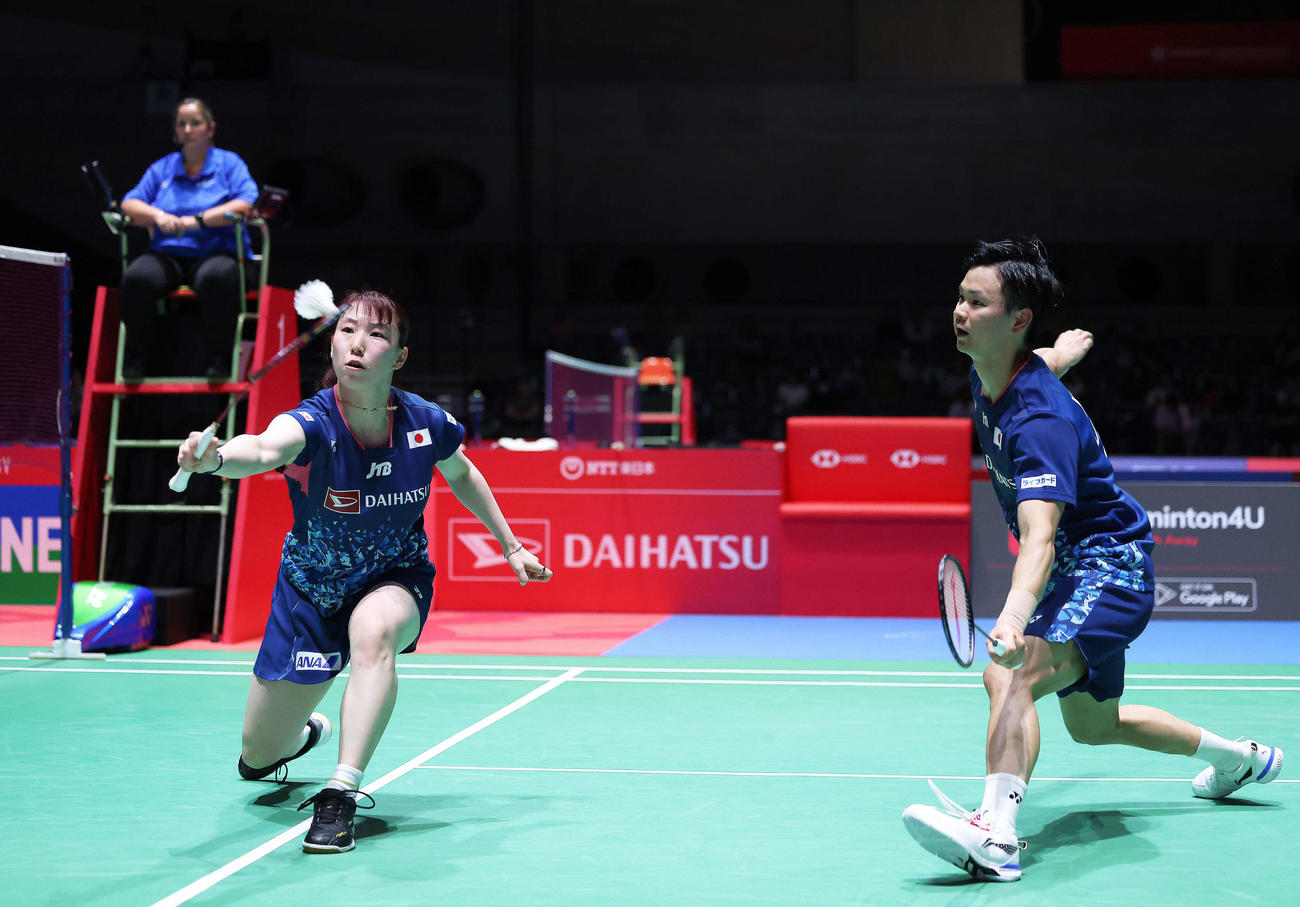 混合ダブルス2回戦　シャトルを返す東野（左）と渡辺（撮影・河田真司）