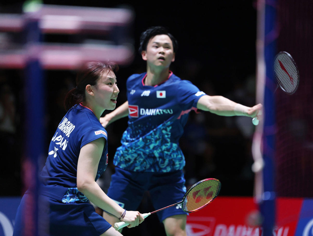 混合ダブルス2回戦　シャトルを返す東野（左）と渡辺（撮影・河田真司）