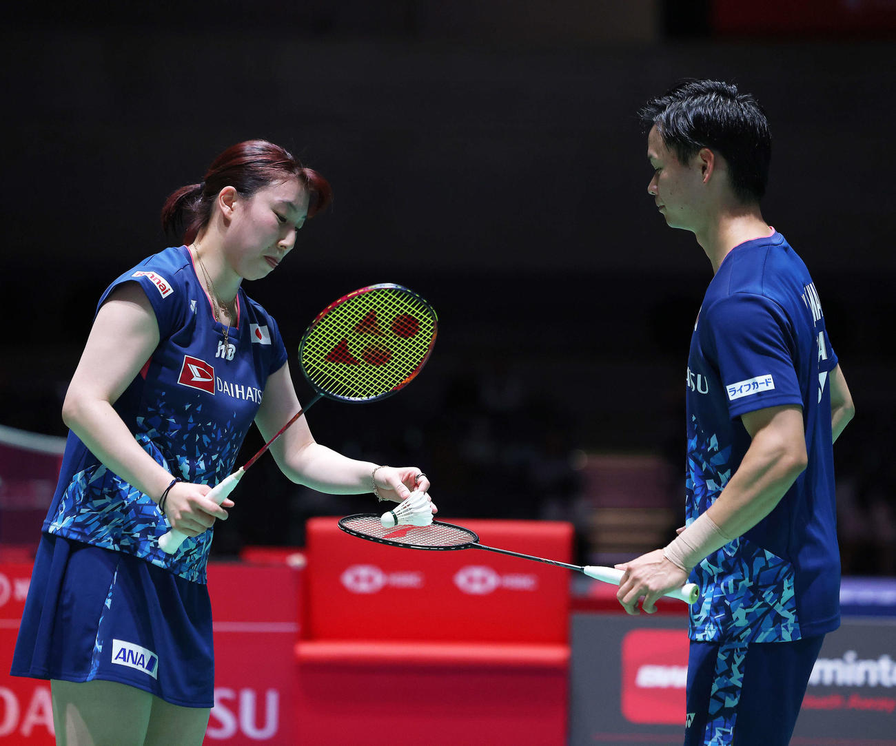 混合ダブルス2回戦　東野（左）は渡辺にシャトルを渡す（撮影・河田真司）