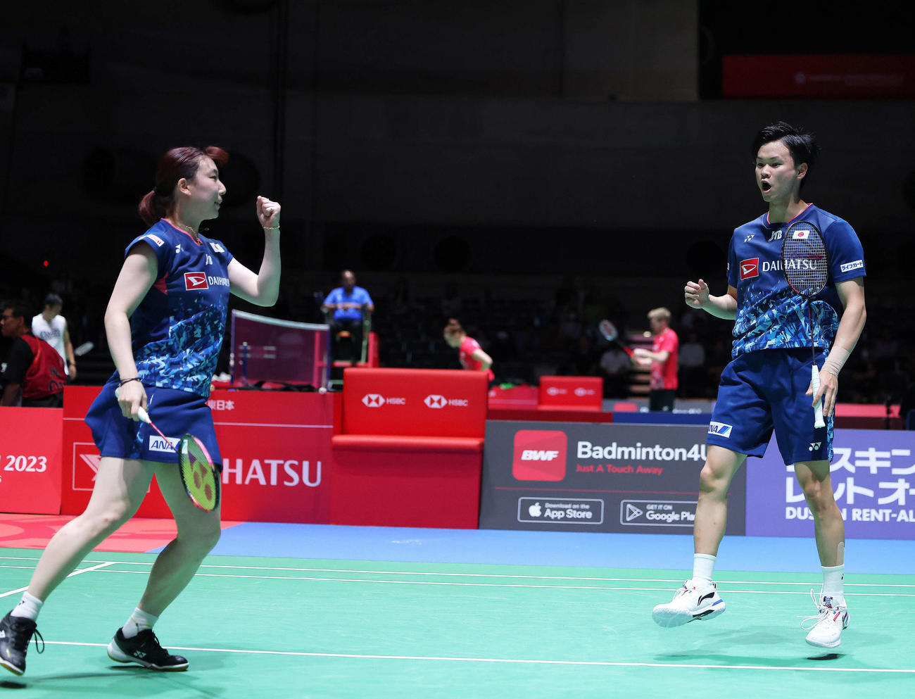 混合ダブルス2回戦　ポイントしガッツポーズする東野（左）と渡辺（撮影・河田真司）