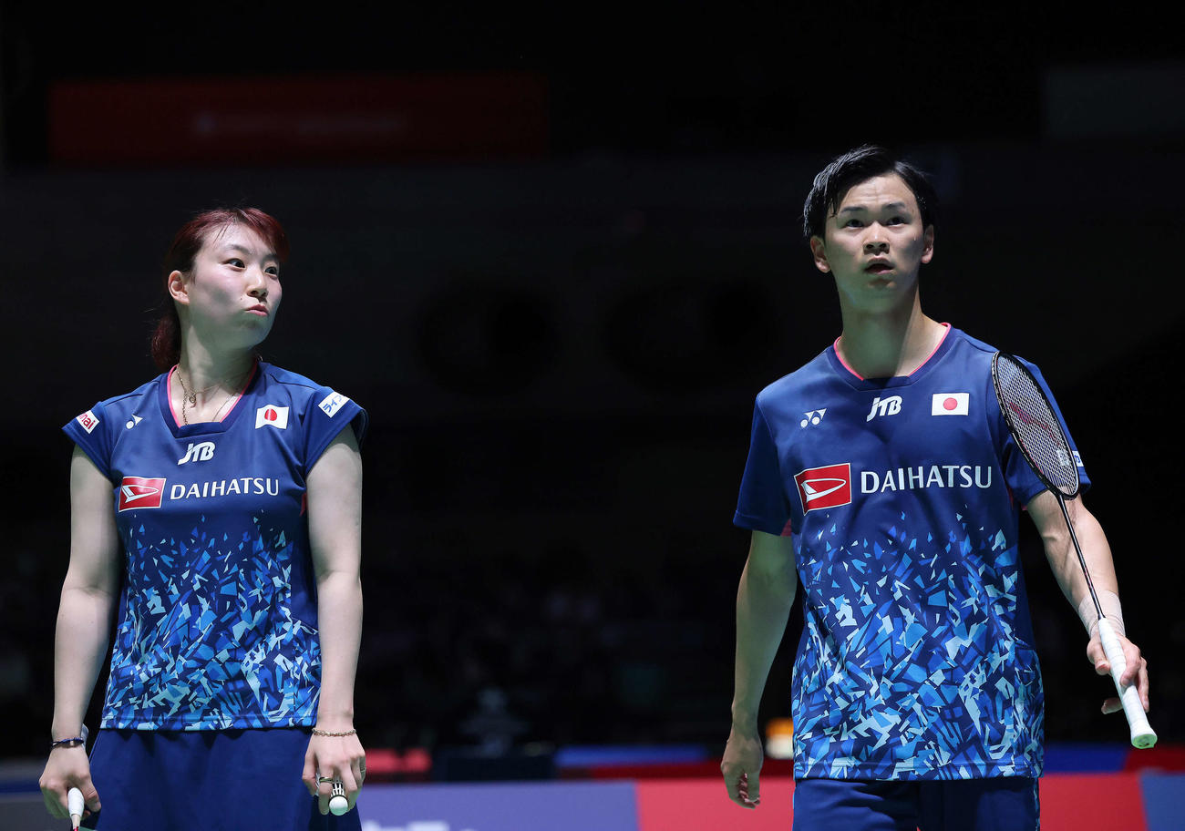 混合ダブルス2回戦　チャレンジに成功し、驚いた表情を見せる東野（左）と渡辺（撮影・河田真司）