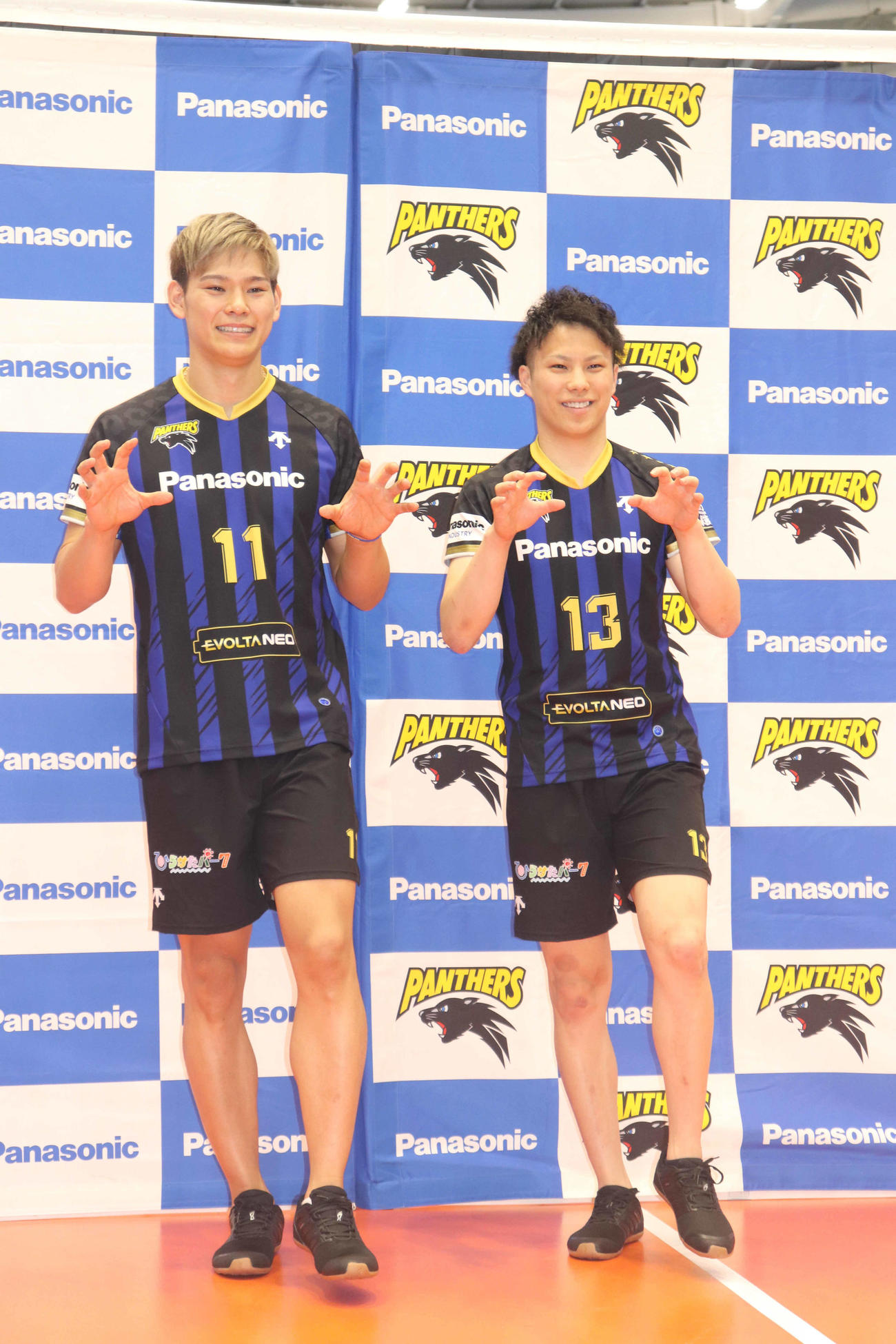パンサーズポーズをとる2人。左から西田有志、山本智大（撮影・竹本穂乃加）
