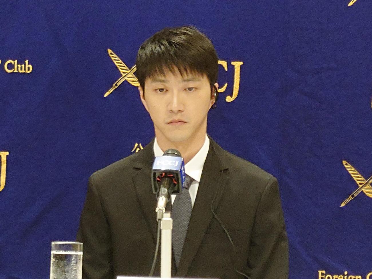 会見で席について視線を落とす江宏傑氏（撮影・寺沢卓）
