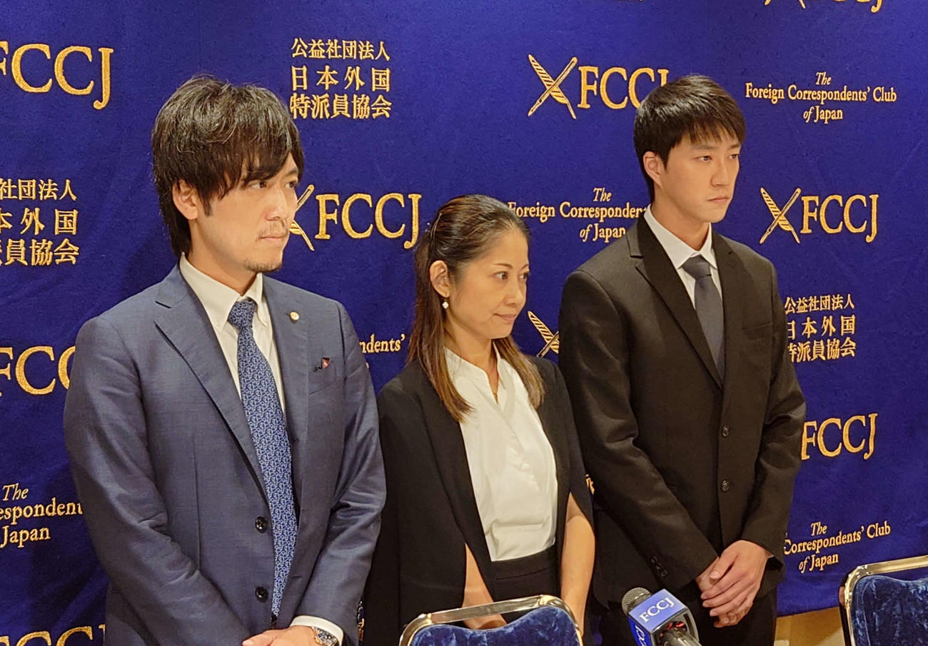 会見に臨む、右から福原愛さんの元夫の江宏傑氏、大渕愛子弁護士、徐■（■は山カンムリに松）博弁護士