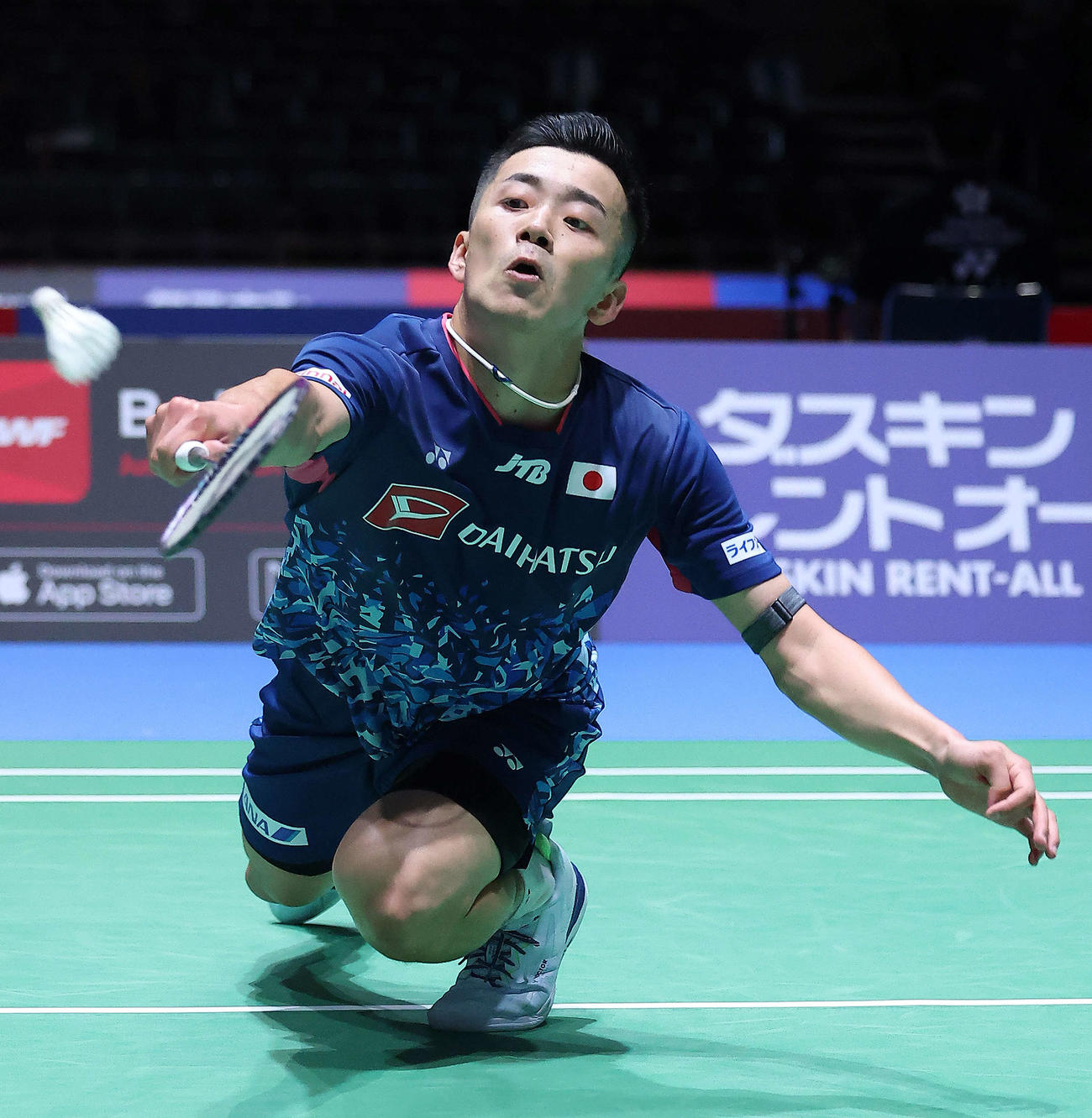 男子シングルス2回戦　シャトルを返す西本（撮影・河田真司）