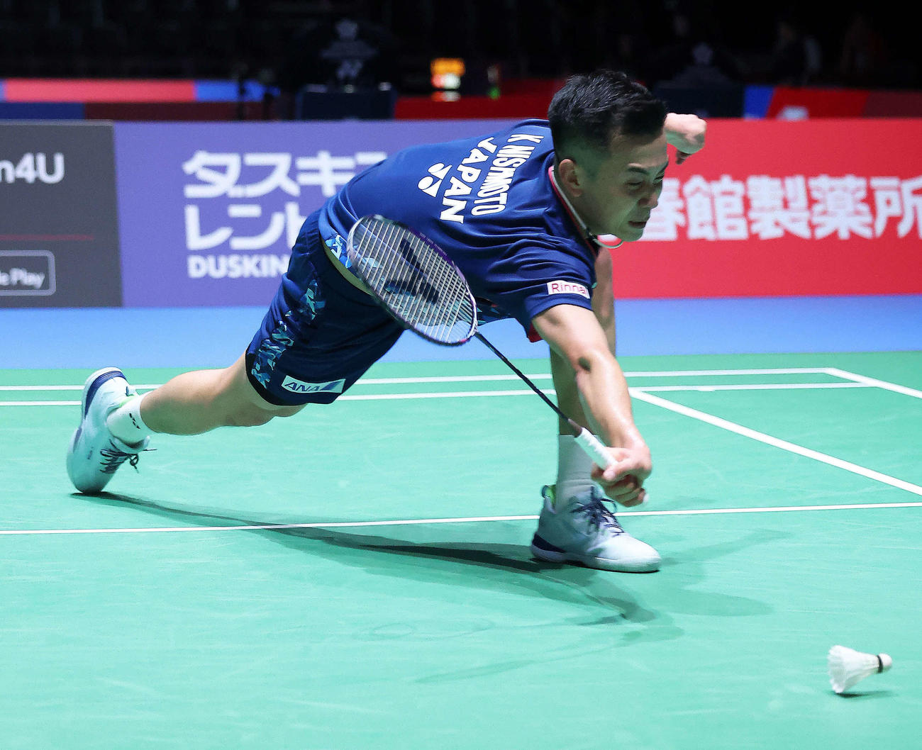 男子シングルス2回戦　ポイントされる西本（撮影・河田真司）