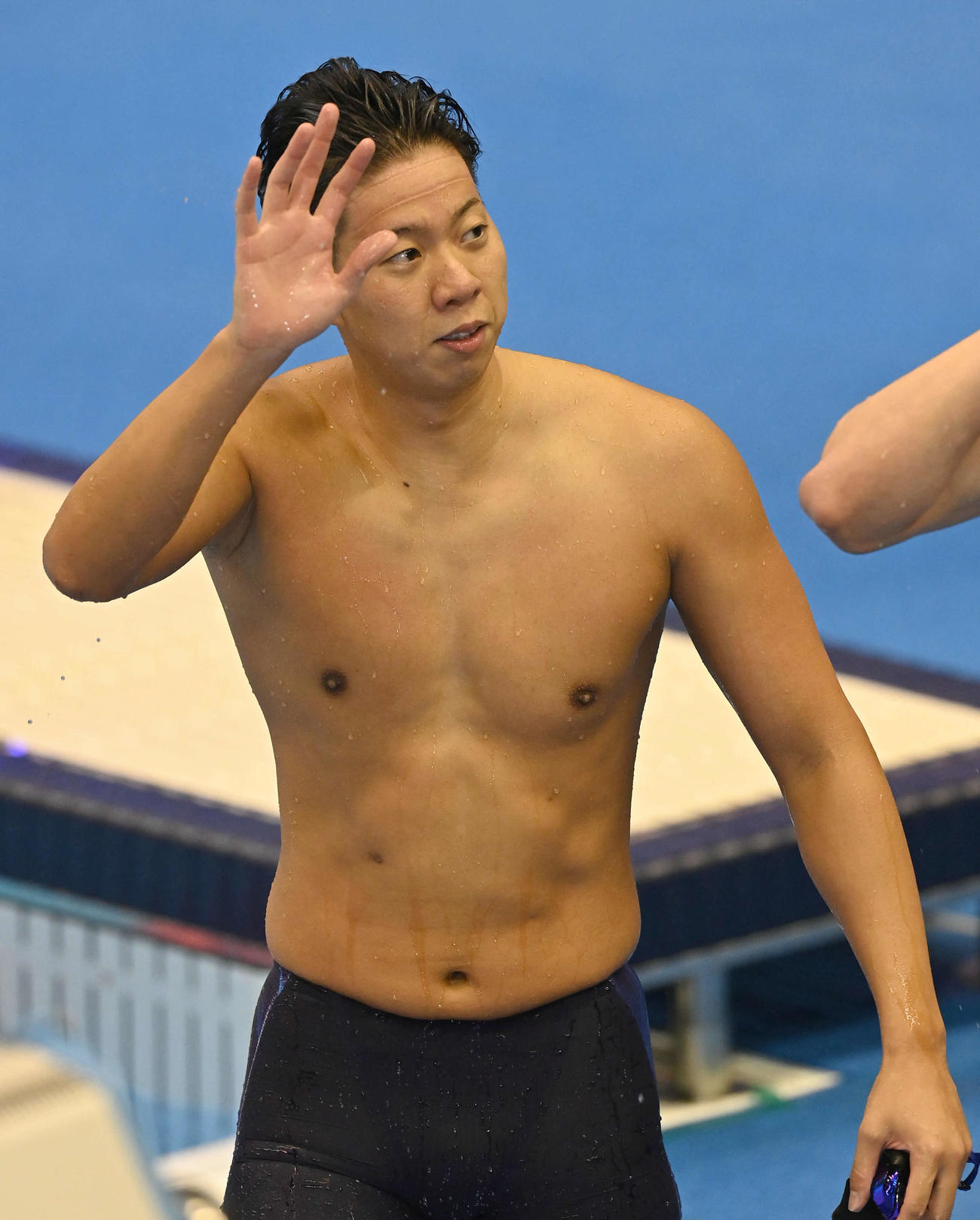 世界水泳2023福岡大会第14日　男子200メートル平泳ぎ予選、競技を終えて観客に手を振る渡辺一平（撮影・岩下翔太）