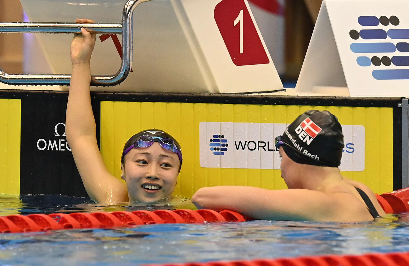 女子200メートルバタフライ決勝を終え、バック（右）と言葉を交わす三井（撮影・岩下翔太）