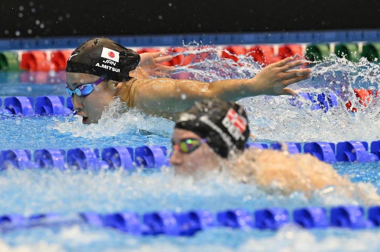 女子200メートルバタフライ決勝　力泳する三井（左）（撮影・岩下翔太）