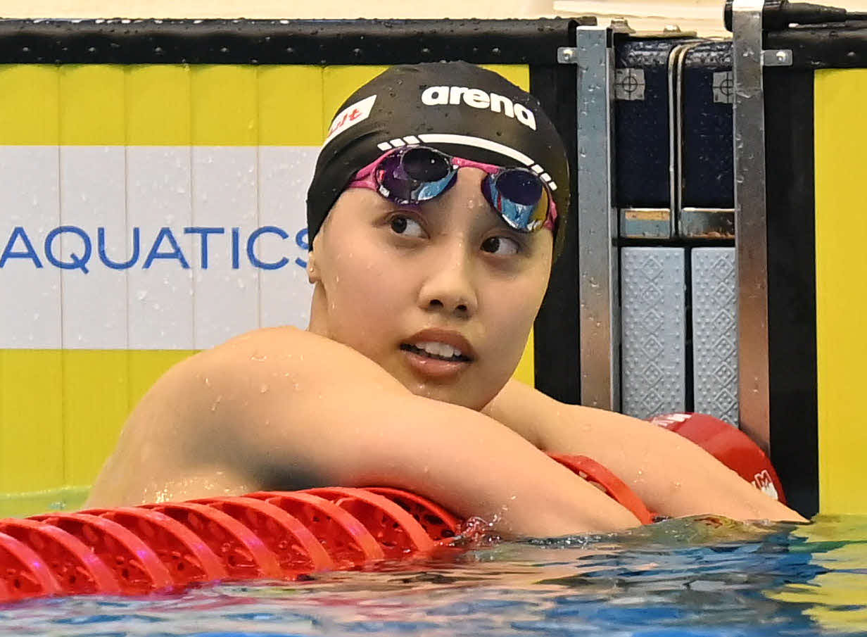 世界水泳2023福岡大会第14日　女子200メートル平泳ぎ準決勝、厳しい表情で電光掲示板を見つめる今井月（撮影・岩下翔太）