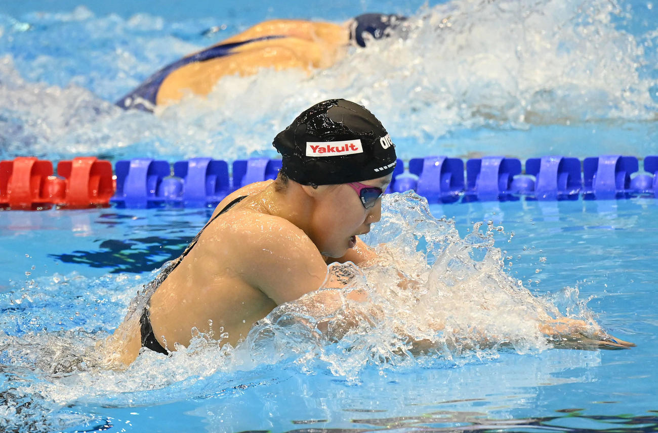 世界水泳2023福岡大会第14日　女子200メートル平泳ぎ予選で力泳する今井月（撮影・岩下翔太）