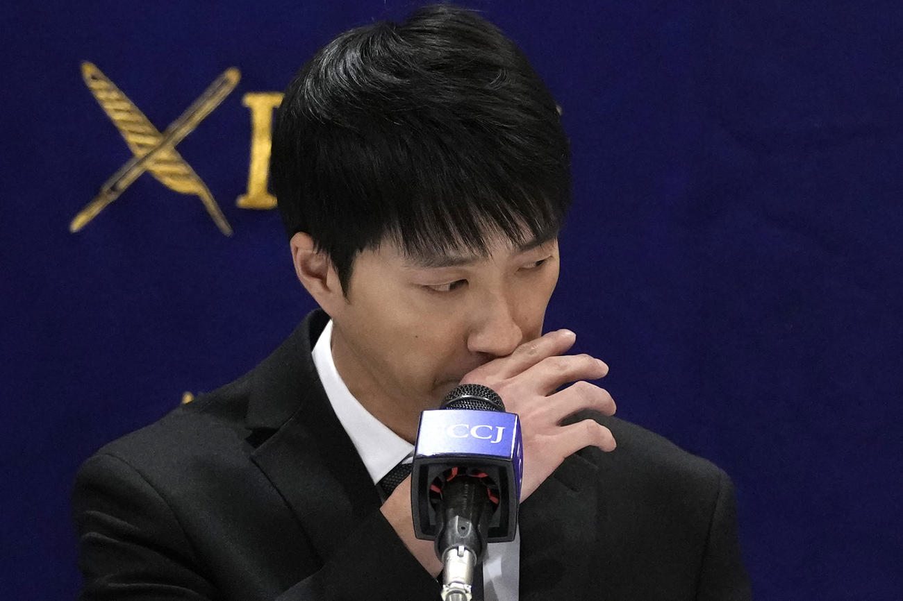 会見で涙を流す江宏傑氏（AP）