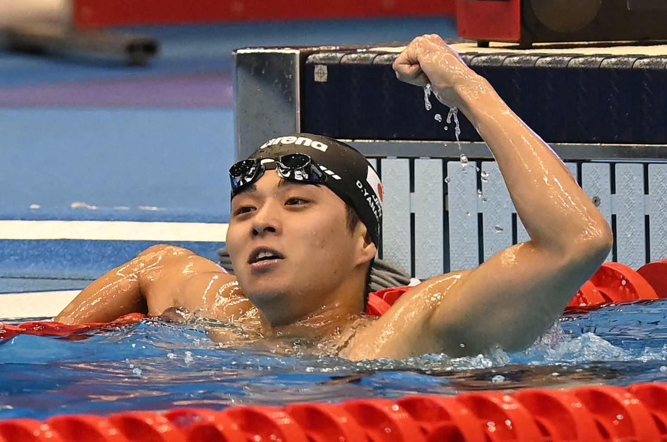 男子200メートル背泳ぎ準決勝、電光掲示板で決勝進出を確認し、ガッツポーズする柳川大樹（撮影・岩下翔太）