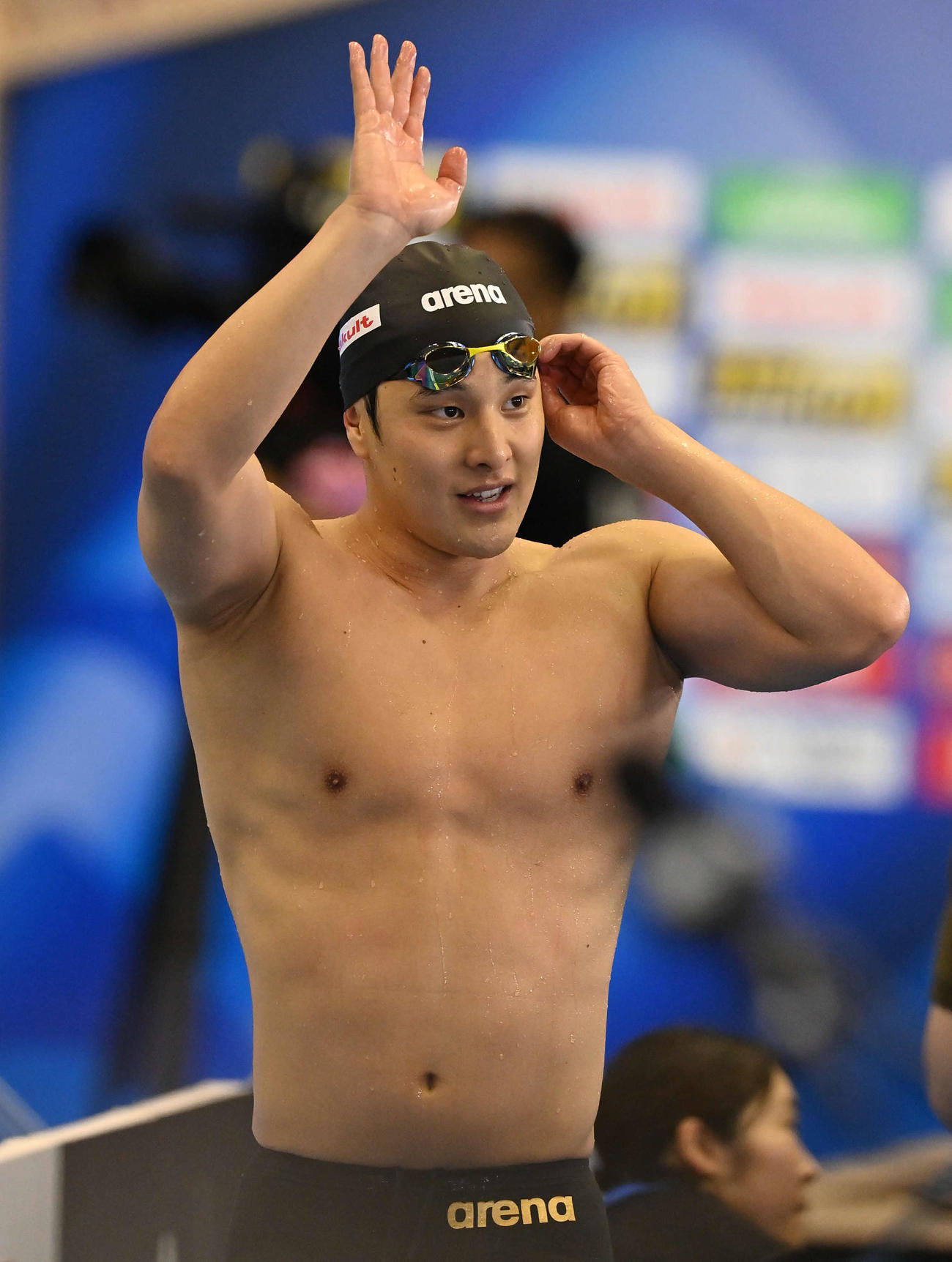 男子200メートル個人メドレー決勝、競技を終えて観客に手を振りながら引き揚げる瀬戸大也（撮影・岩下翔太）