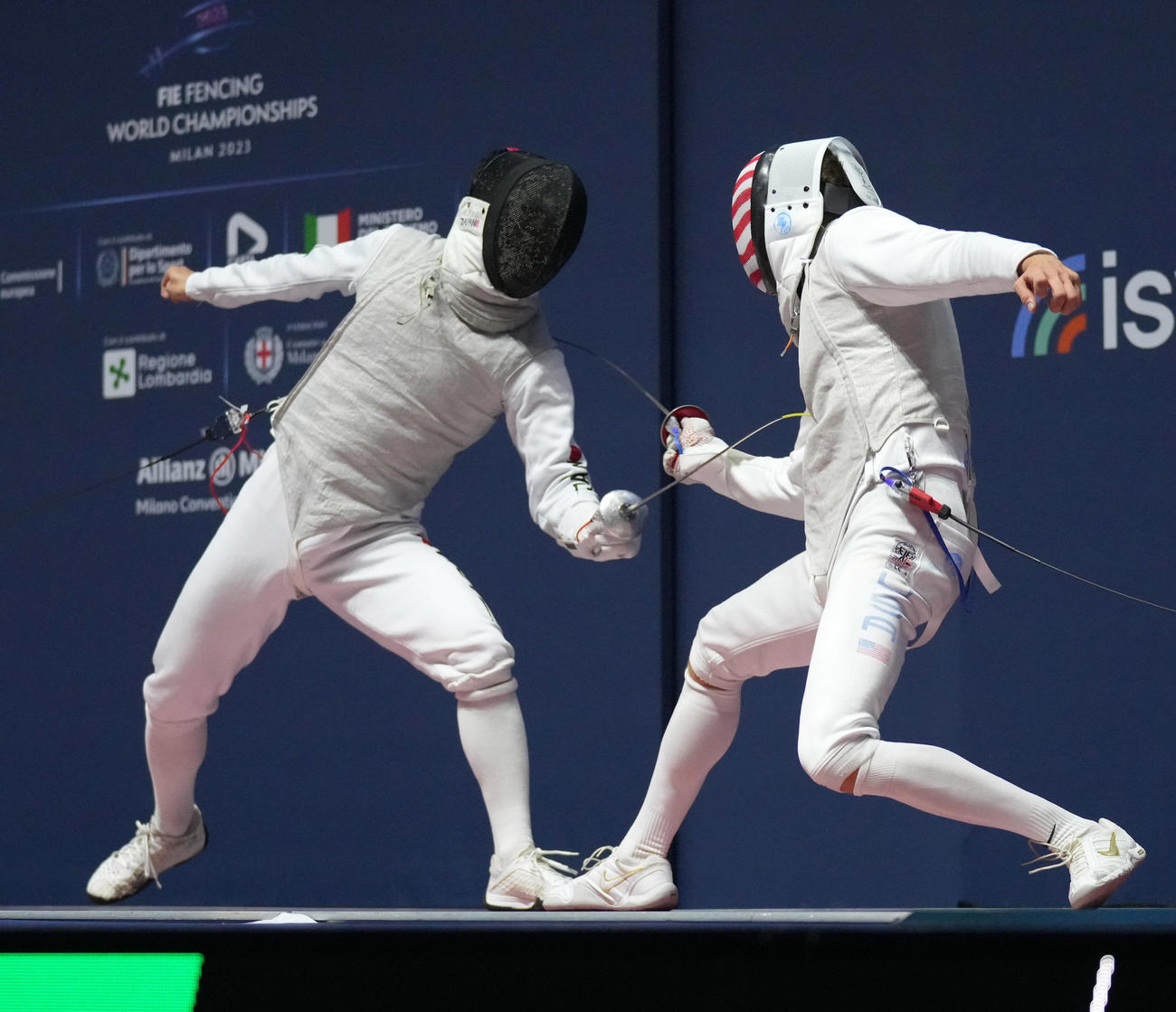 フェンシング世界選手権の男子フルーレ準決勝で米国選手を攻める松山恭助（左＝C)日本協会／Augusto Bizzi／FIE
