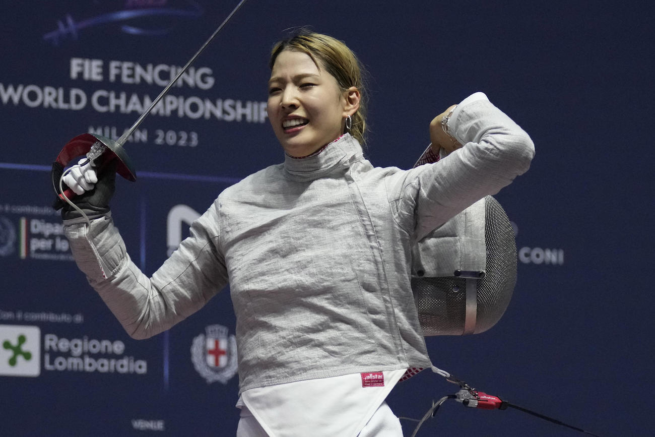 フェンシング世界選手権の女子サーブル準決勝でギリシャ選手に勝って喜ぶ江村美咲（AP）