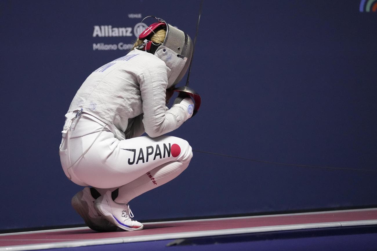 フェンシング世界選手権の女子サーブル決勝でギリシャ選手に勝って喜ぶ江村美咲（AP）