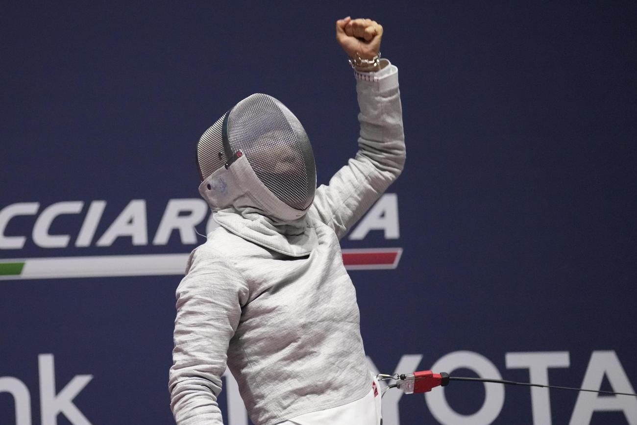 フェンシング世界選手権の女子サーブル決勝でギリシャ選手に勝って喜ぶ江村美咲（AP）