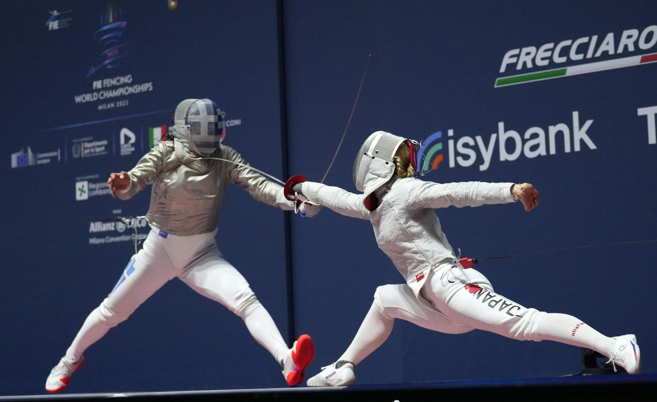フェンシング世界選手権の女子サーブル決勝で得意のロングアタックを仕掛ける江村美咲(C)日本協会／Augusto Bizzi／FIE