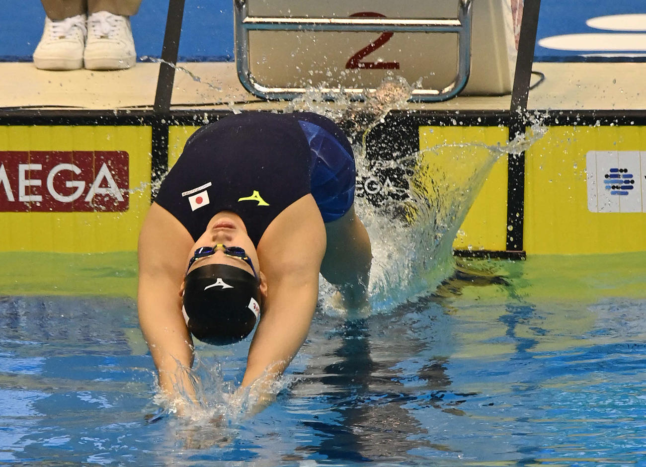 世界水泳2023福岡大会第15日　女子200メートル背泳ぎ予選、スタートをきる白井璃緒（撮影・岩下翔太）