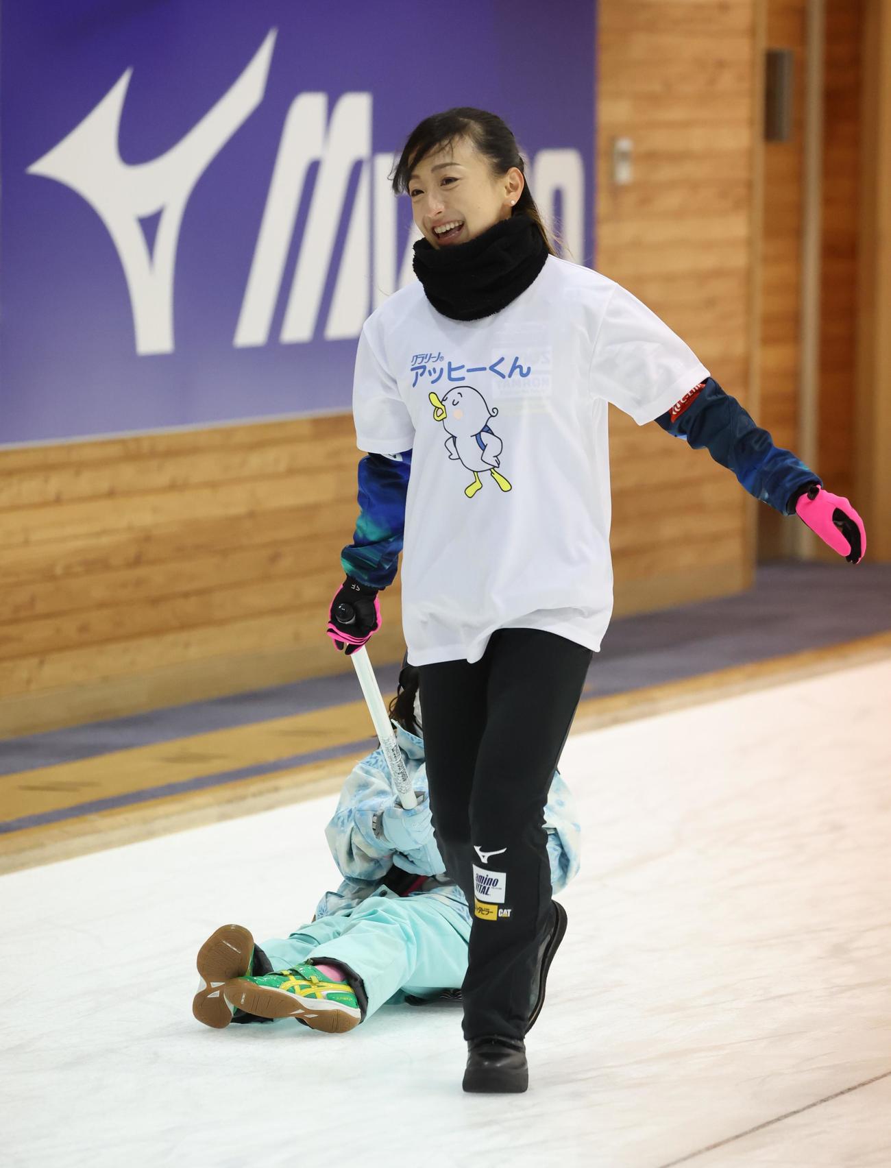 カーリング教室で子どもたちとふれ合うロコ・ソラーレ藤沢五月
