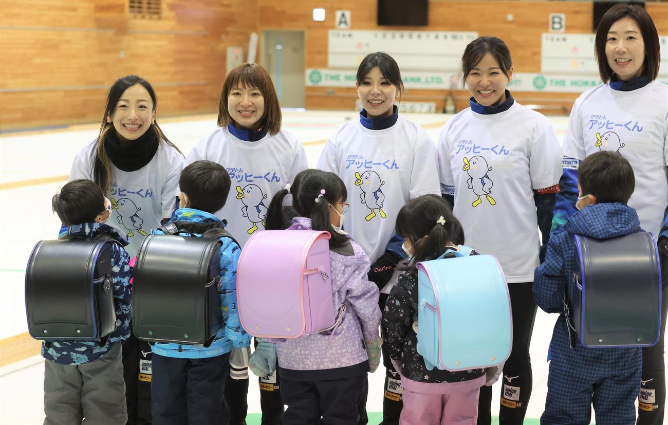 子どもたちにランドセルをプレゼントするロコ・ソラーレの左から藤沢、鈴木、吉田夕、吉田知、石崎（撮影・黒川智章）