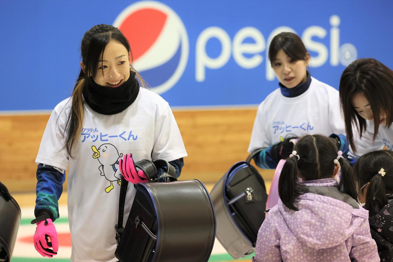 子どもたちにランドセルをプレゼントするロコ・ソラーレの藤沢（左）（撮影・黒川智章）