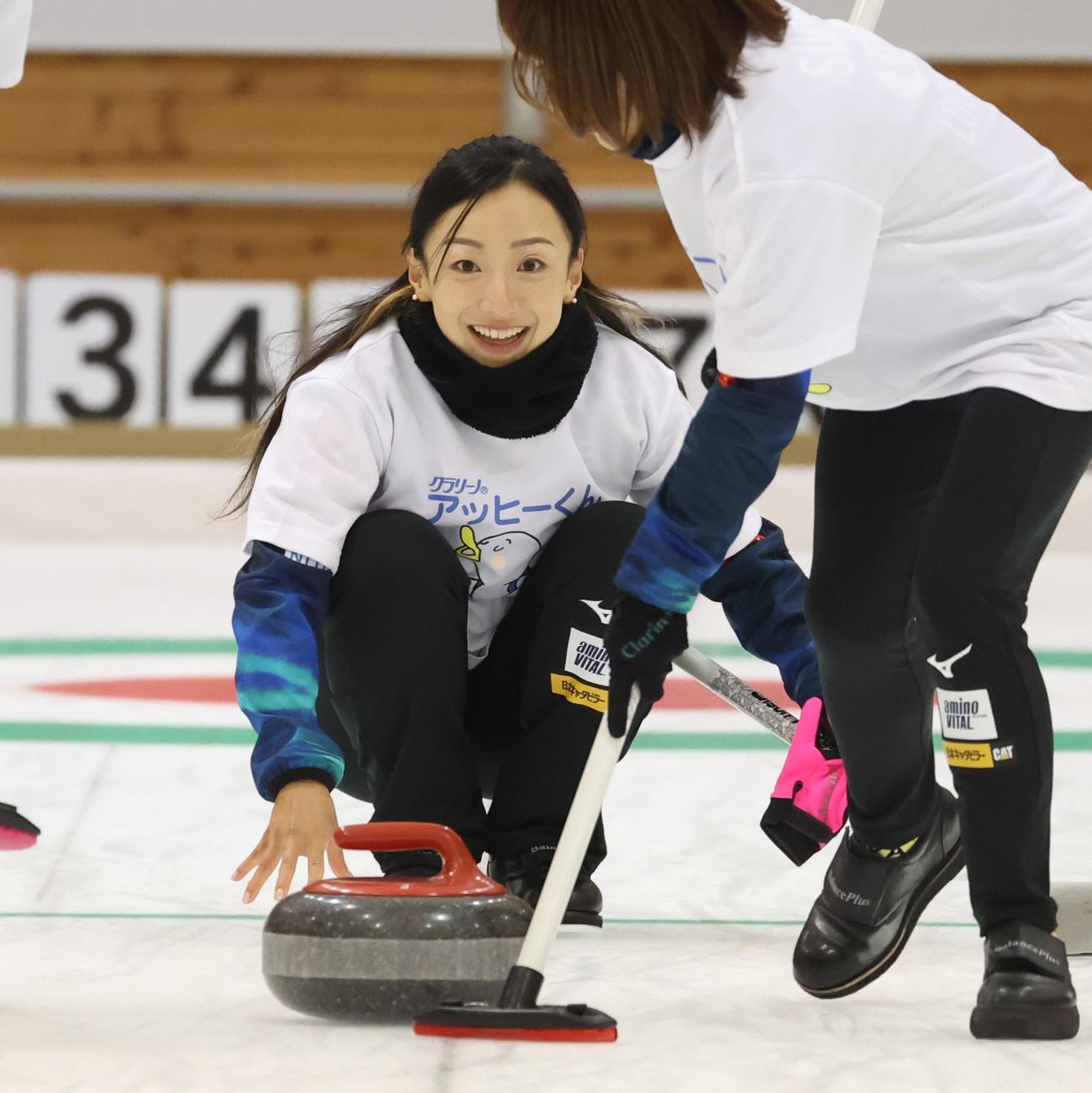 デモンストレーションでショットを披露するロコ・ソラーレの藤沢五月（撮影・黒川智章）