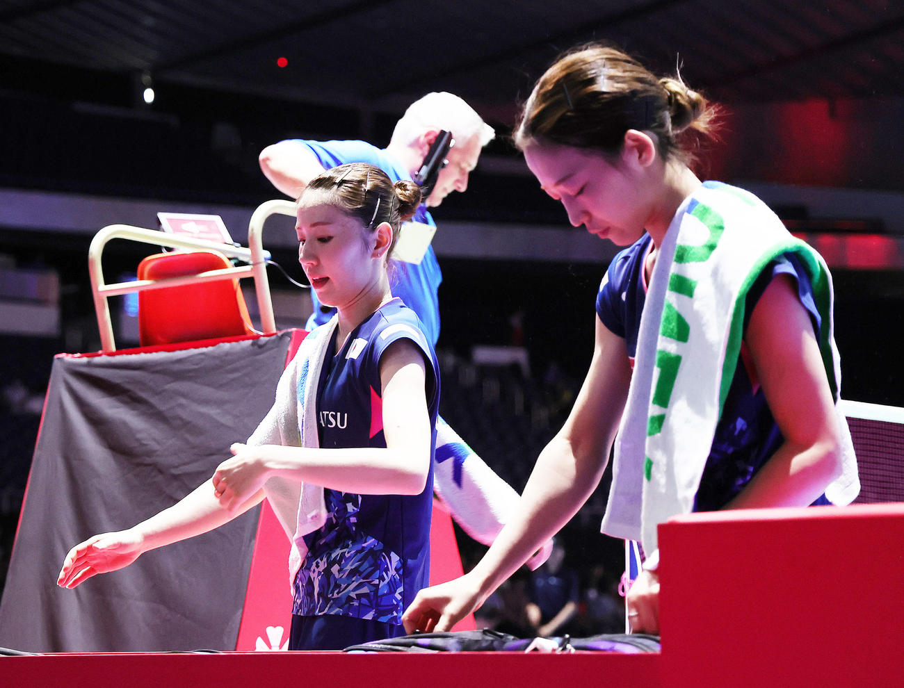 女子ダブルス準々決勝　チェン・チンチェン、ジャ・イーファン組に敗れ引き揚げる松山（右）、志田組（撮影・足立雅史）