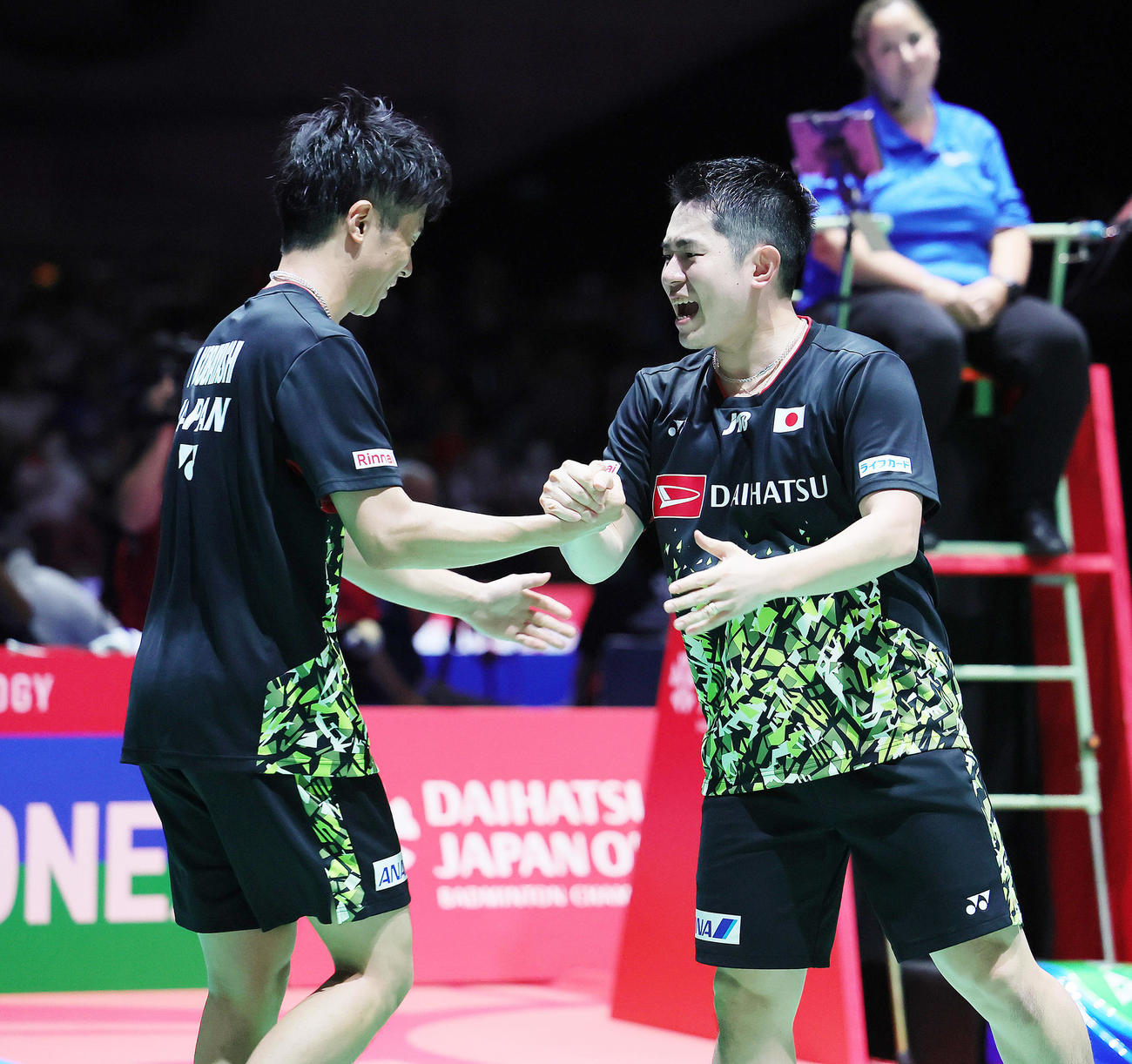 男子ダブルス準々決勝　チア、ウィイック組を破り握手を交わす保木（右）、小林組（撮影・足立雅史）