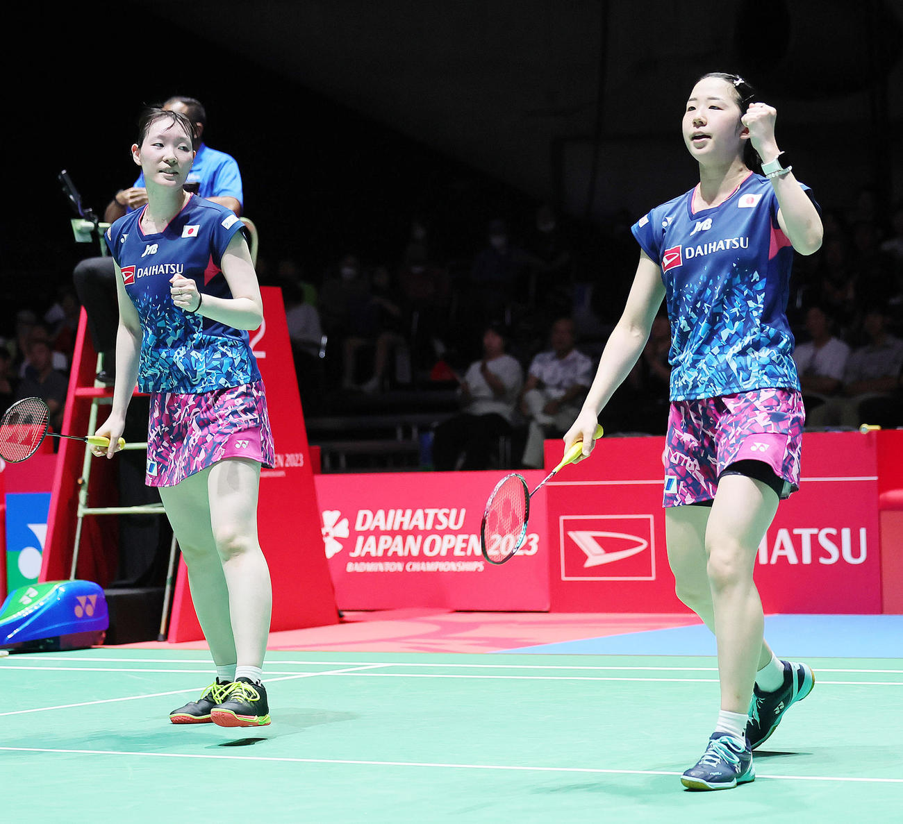 女子ダブルス準々決勝　第2G、ペク・ハナ、イ・ソヒ組からポイントを奪いガッツポーズする永原（右）、松本組（撮影・足立雅史）