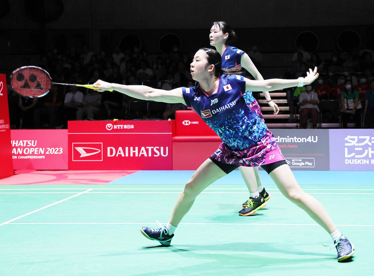 女子ダブルス準々決勝　ペク・ハナ、イ・ソヒ組を破り準決勝進出を決めた永原（手前）、松本組（撮影・足立雅史）