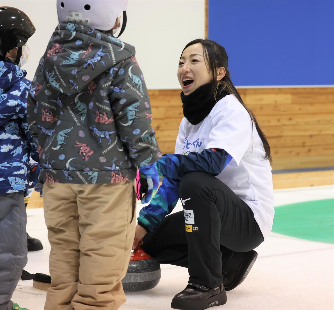 カーリング教室で子どもたちとふれ合うロコ・ソラーレの藤沢五月（撮影・黒川智章）