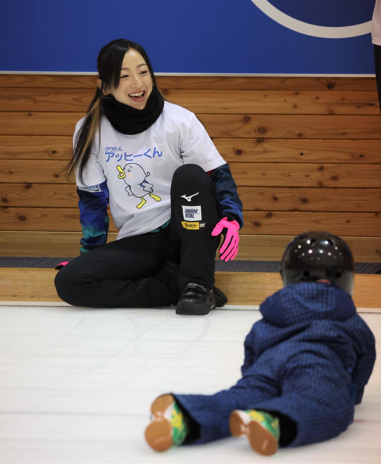 カーリング教室で子どもたちとふれ合うロコ・ソラーレの藤沢五月（撮影・黒川智章）
