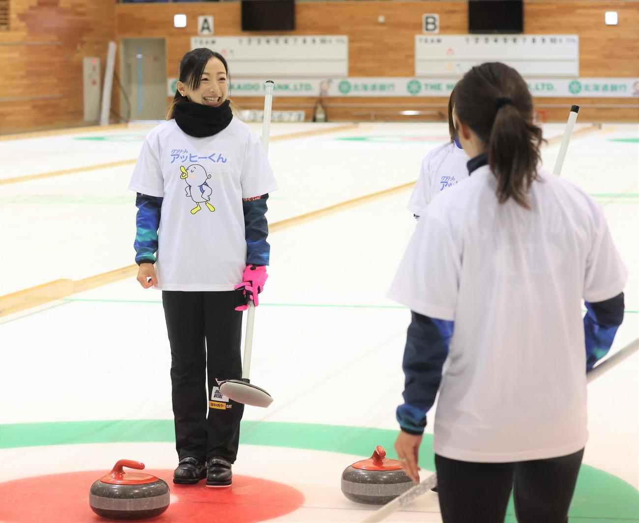 デモンストレーションでショットを披露し笑顔のロコ・ソラーレの藤沢五月（撮影・黒川智章）