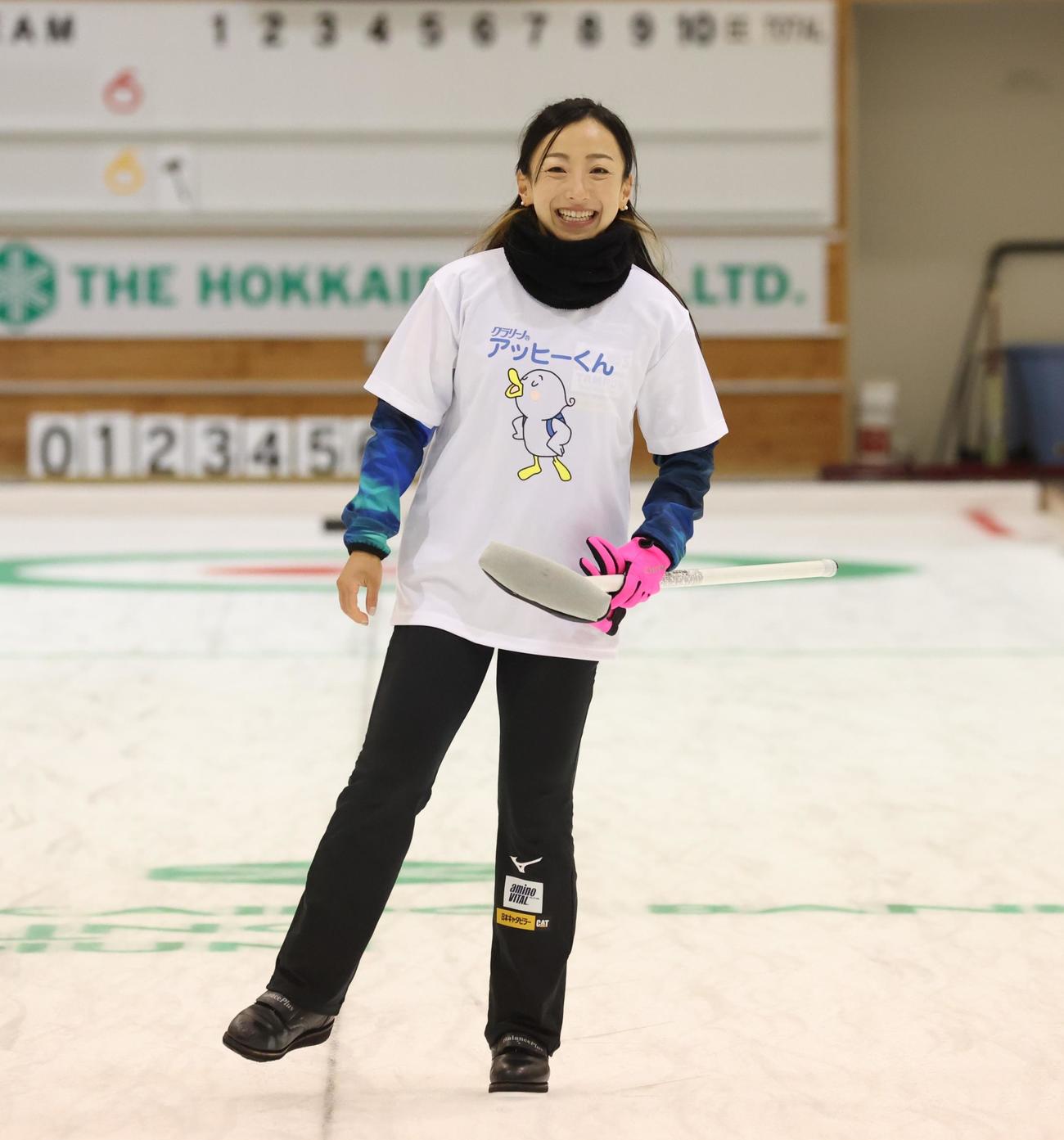デモンストレーションでショットを披露し笑顔のロコ・ソラーレの藤沢五月（撮影・黒川智章）