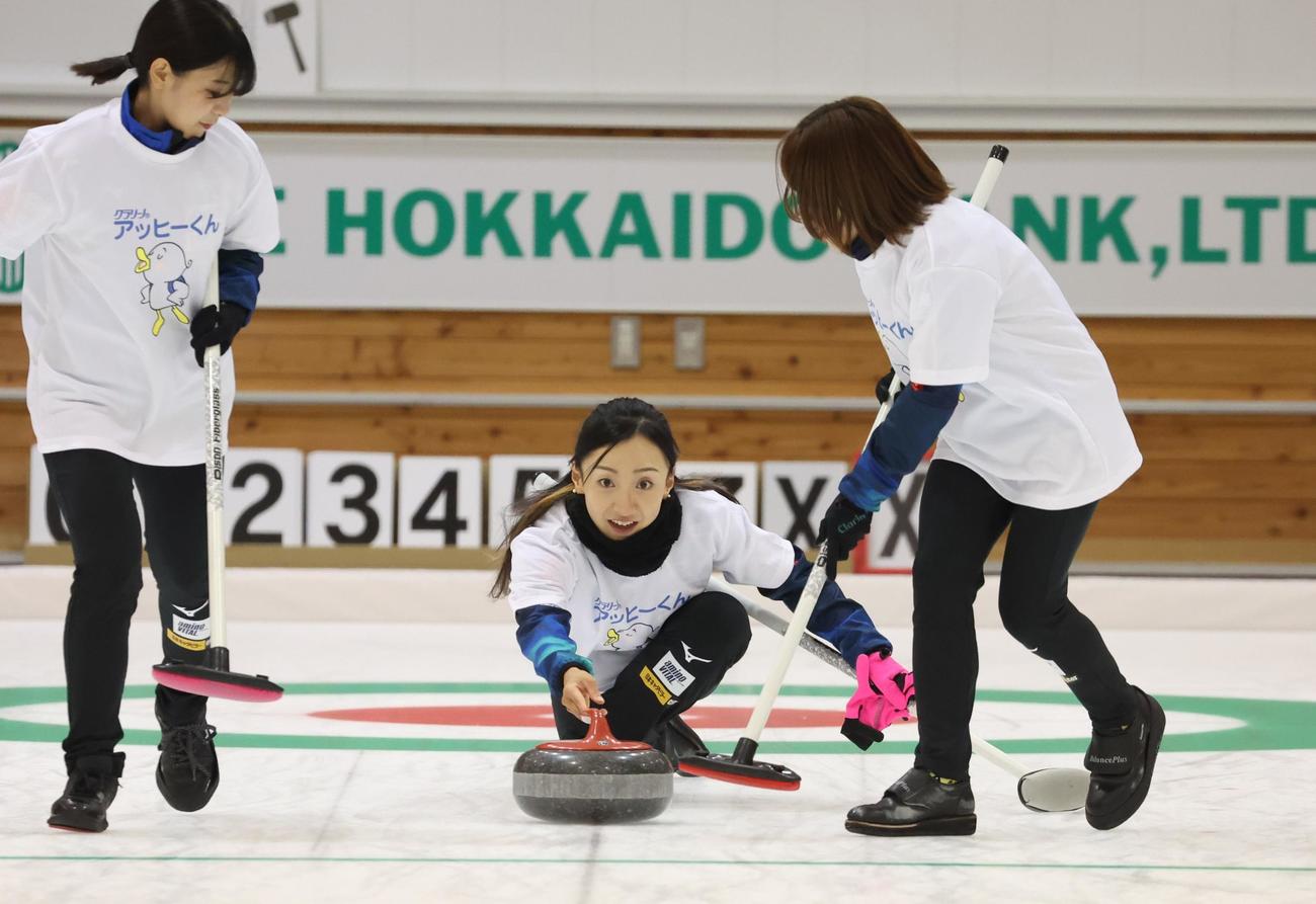 デモンストレーションでショットを披露するロコ・ソラーレの藤沢五月（撮影・黒川智章）